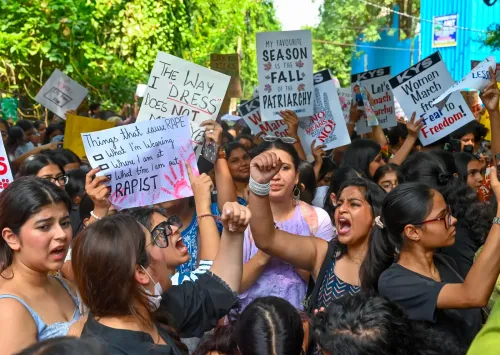 SPM कॉलेज में छात्राओं का नारेबाज़ी के साथ विरोध प्रदर्शन