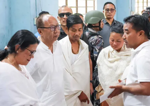 इम्फाल: मणिपुर के मुख्यमंत्री ने मृत नाबालिग लड़की के परिवार से मुलाकात की