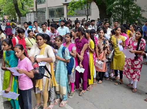 महिला अभ्यर्थियों की कतार — सेशाद्रिपुरम कॉलेज परीक्षा केंद्र