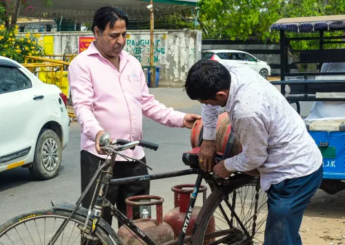 नई दिल्ली में डिपो पर LPG सिलेंडरों के लिए उपभोक्ता कतार में
