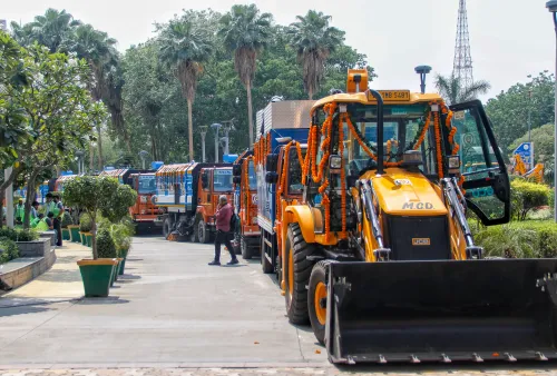 नई दिल्ली: नए खरीदे गए नगरपालिका वाहनों का ध्वजारोहण