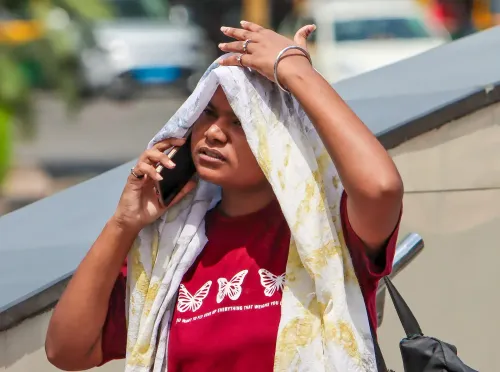 New Delhi: Residents shield themselves from scorching heatwave