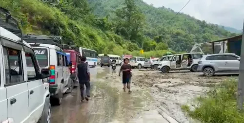 अरुणाचल में भूस्खलन: सड़कों पर वाहन फँसे