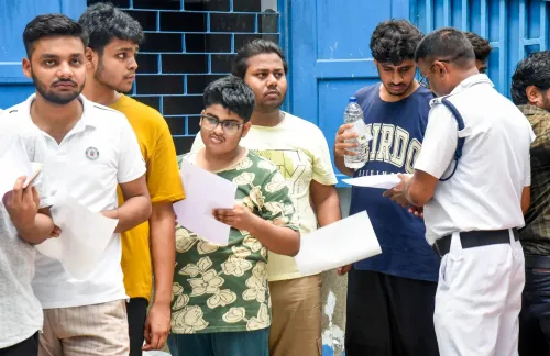 WBJEE परीक्षा हॉल के बाहर पुलिस ने जाँचे एडमिट कार्ड