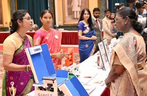 राष्ट्रपति भवन में नवप्रवर्तकों से मिलीं राष्ट्रपति मुर्मू