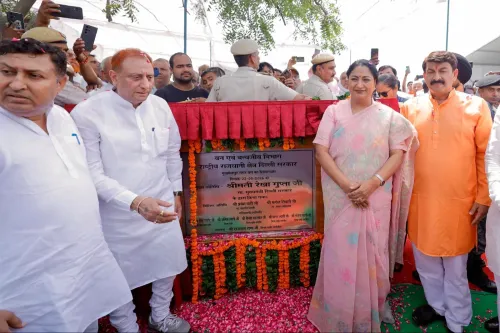 मनोज तिवारी संग रेखा गुप्ता ने किया मुखमेलपुर पार्क का भूमि पूजन