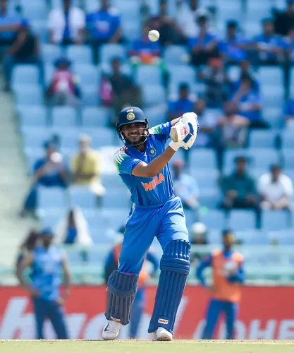 कप्तान शुभमन गिल का आक्रामक शॉट, एकाना स्टेडियम लखनऊ