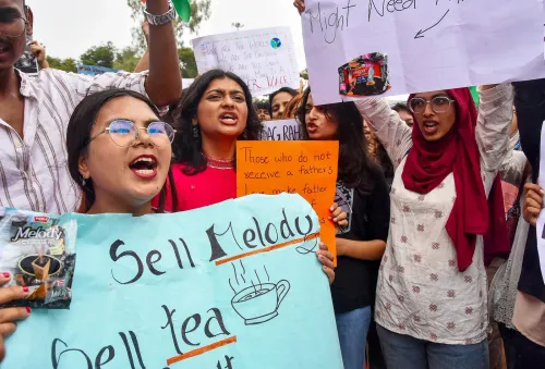 फ्रीडम पार्क में AISA का प्रदर्शन — तख्तियाँ और नारे
