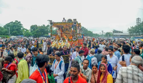 ISKCON की उल्टा रथ यात्रा में कोलकाता के भक्त
