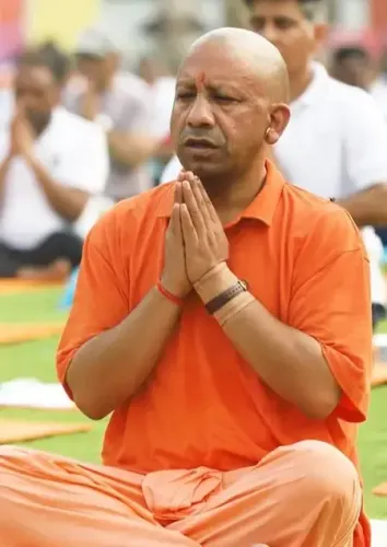 गोरखपुर में सीएम योगी ने किया योगाभ्यास , बोले- योग के जरिए भारत ने विश्व कल्याण का मार्ग प्रशस्त किया