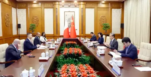 क्या वांग यी ने माल्टा के उप प्रधानमंत्री और विदेश एवं पर्यटन मंत्री के साथ वार्ता की?