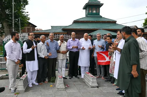 क्या शहीदी दिवस पर फातिहा पढ़ने से रोकने का मामला राजनीति का हिस्सा है?