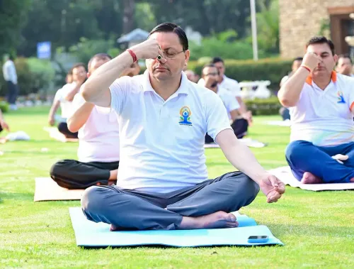 CM धामी का सरकारी आवास पर योगाभ्यास