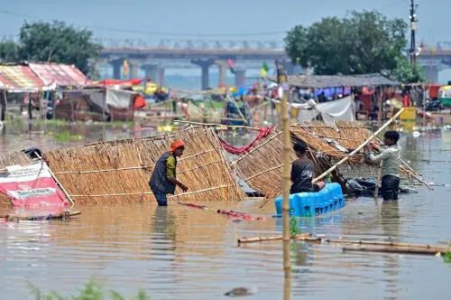 Prayagraj: Rising waters force people to move to safer places at Sangam