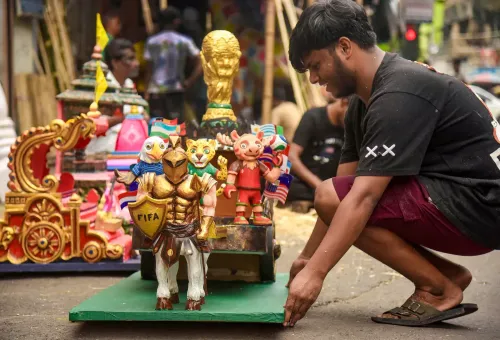 FIFA विश्व कप 2026 की थीम पर सजा कोलकाता का अनोखा रथ