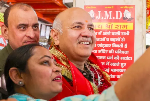 New Delhi: Arvind Kejriwal and Manish Sisodia pay a visit to Hanuman Temple