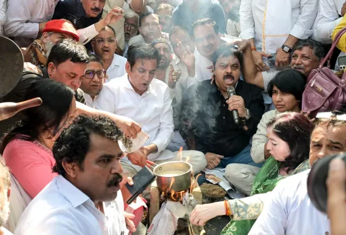 New Delhi: Congress members rally against LPG supply issues