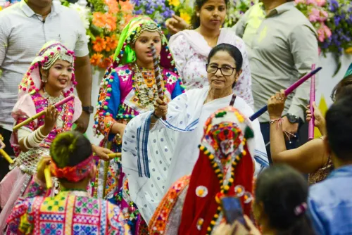 Mamata Banerjee participates in Holi Milan Utsav in Kolkata