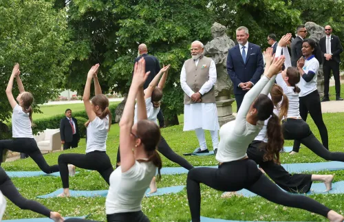 ब्राटिस्लावा: मोदी पेलेग्रिनी ने साथ देखा योग का जादू