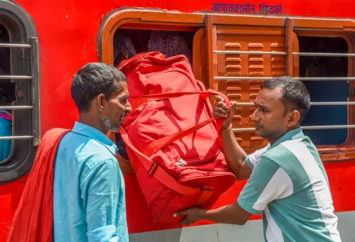 पटना जंक्शन पर ट्रेन में सामान चढ़ाते अभ्यर्थी