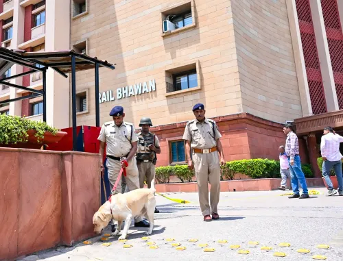 रेल भवन में श्वान दस्ते के साथ दिल्ली पुलिस की मॉक ड्रिल