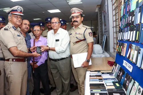 बेंगलुरु: पुलिस आयुक्त सीमांत कुमार सिंह द्वारा जब्त वस्तुओं का निरीक्षण