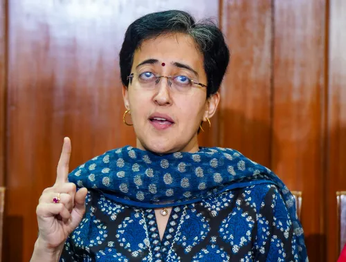 दिल्ली में ₹2500 के वादे पर AAP का हमला, आतिशी बोलीं — 2025 और 2026 का महिला दिवस बीता, एक रुपया नहीं मिला