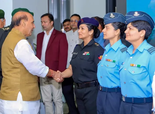 राजनाथ सिंह ने त्रिवेणी क्रू सदस्य से हाथ मिलाकर किया स्वागत