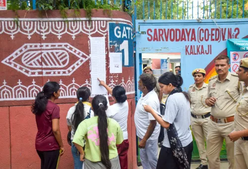 कालकाजी केंद्र पर अभ्यर्थियों ने जाँची नामांकन संख्या