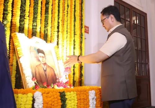 किरेन रिजिजू ने वीर सावरकर को पुष्पांजलि अर्पित की