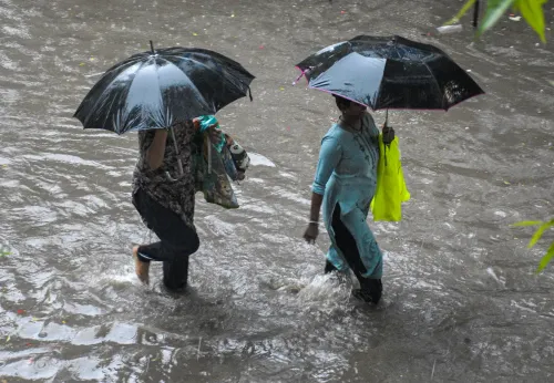 सूरत की सड़कें जलमग्न, यात्री बेहाल