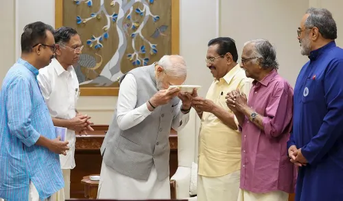 नई दिल्ली: प्रधानमंत्री मोदी से मिले मलयाली लेखकों का समूह