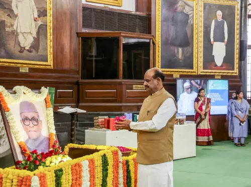 संविधान सदन के केंद्रीय कक्ष में ओम बिरला की पुष्पांजलि
