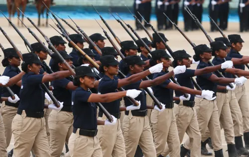 'सिंगप्पेन' लॉन्च पर महिला पुलिसकर्मियों की परेड