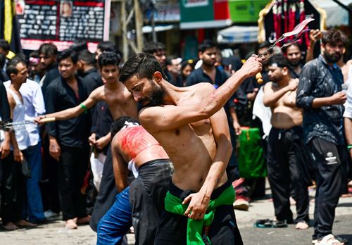कश्मीरी गेट पर मातम: शिया श्रद्धालु का सीनाज़नी अनुष्ठान