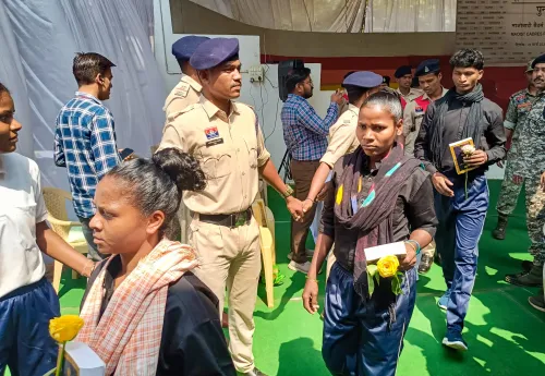 बस्तर: 18 नक्सलियों ने वरिष्ठ पुलिस अधिकारियों के सामने आत्मसमर्पण किया