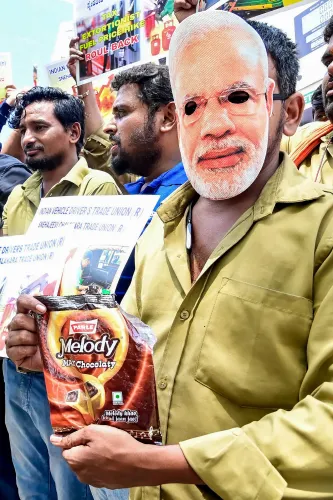फ्रीडम पार्क में वाहन चालकों का धरना, मोदी मास्क पहन जताया विरोध