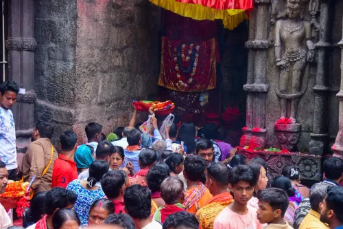 कामाख्या मंदिर पहुँचे हज़ारों श्रद्धालु
