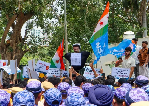 NEET-UG रद्दीकरण के विरुद्ध NSUI कार्यकर्ताओं का प्रदर्शन