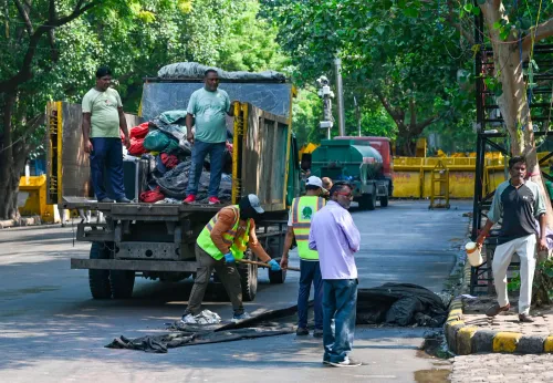 NDMC कर्मियों ने जंतर मंतर पर शुरू किया सफ़ाई अभियान