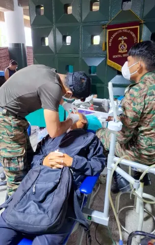 भारतीय सेना के फ़ील्ड अस्पताल में मरीज़ का उपचार
