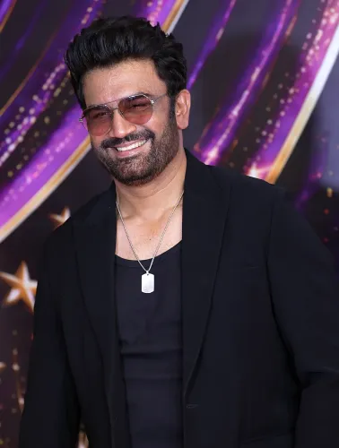 शरद केलकर की रेड कार्पेट एंट्री — Mid Day Showbiz Icon Awards 2026
