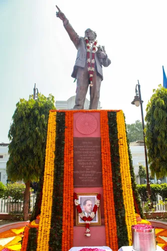 नई दिल्ली: विजेंद्र गुप्ता ने बी.आर. आंबेडकर को सम्मानित किया