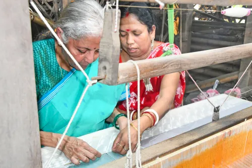 निर्मला सीतारमण ने कालना में बुनकरों की बैठक में भाग लिया