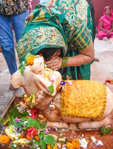 Patna: Devotees offer prayers at Kankarbagh Shiv Mandir