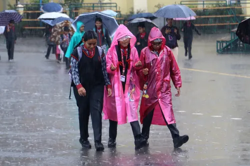 शिमला में बारिश के बीच स्कूली बच्चों की घर वापसी
