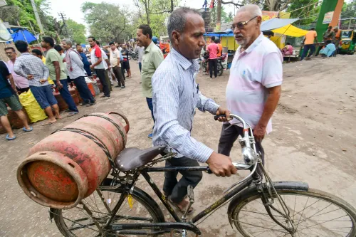 पटना में LPG के लिए लंबी कतार
