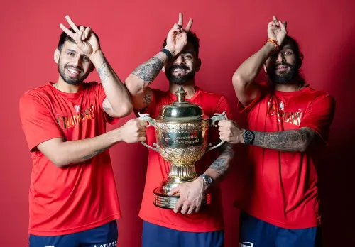 राजत पाटीदार, विराट कोहली और जितेश शर्मा — IPL 2026 ट्रॉफी के साथ