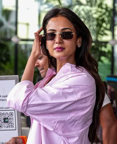 मुंबई: सोनल चौहान एयरपोर्ट पर हुईं स्पॉट, रवानगी के दौरान दिखा स्टाइलिश अंदाज