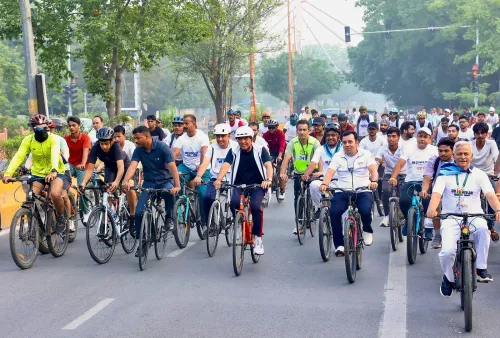 मांडविया ने JLN स्टेडियम में साइकिल चलाकर दिया फिटनेस संदेश